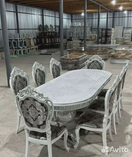 Обеденный стол со стульями
