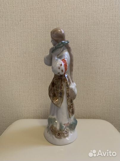Фарфоровая статуэтка 