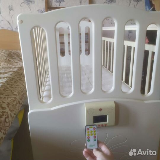 Детская кроватка с пультом управления