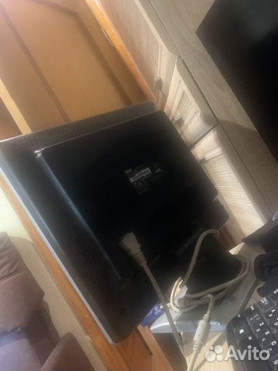 Монитор asus 17 дюймов. Единственный разьем - VGA