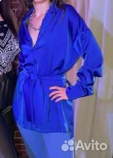 Синяя атласная блуза с поясом