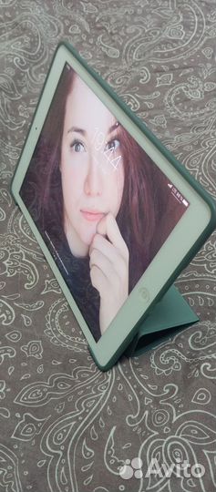 iPad Air (Wi-Fi + Cellular)