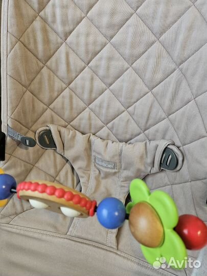 Шезлонг babybjorn с игрушкой