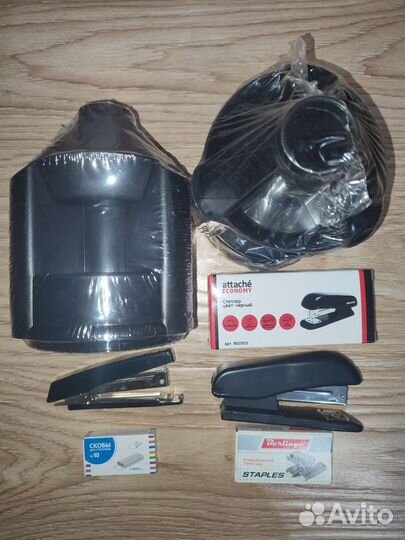 Настольная подставка для канцелярии и степлер