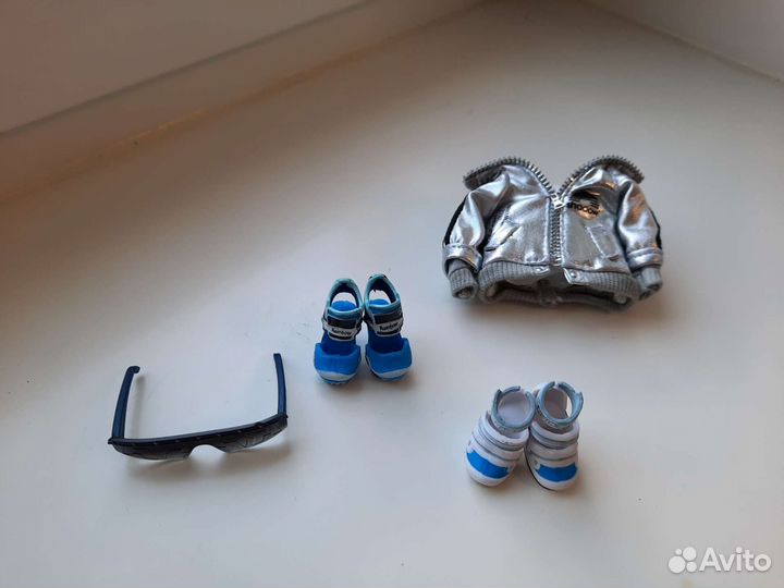 Аксессуары от куклы Rainbow High