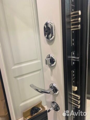 Дверь входная с зеркалом