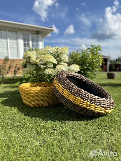 Уличные вазоны из ротанга
