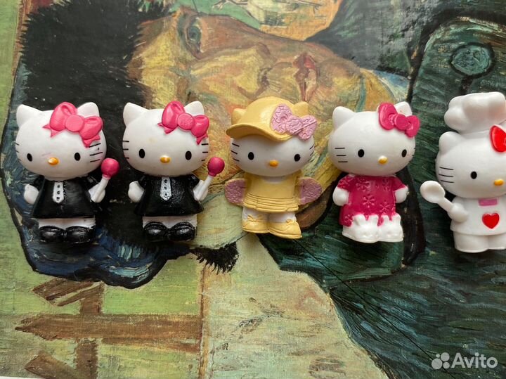 Фигурки Hello Kitty из шоколадных яиц