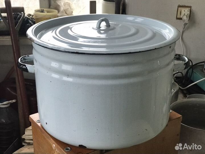 Кастрюля эмалированная большая