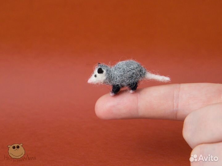 Опоссум миниатюрная фигурка из шерсти войлочная