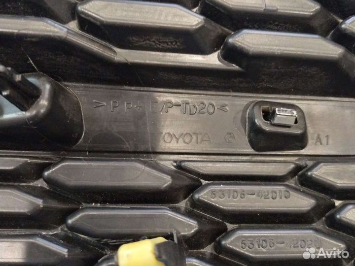 Решетка радиатора Rav 4 (4) дорестайлинг левая Б/У