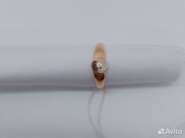 Золотое кольцо с бриллиантом
