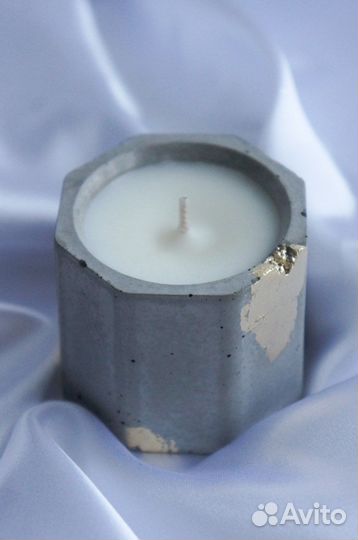 Свеча в гипсовом или бетонном подсвечнике