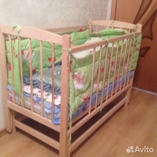 Кроватка детская с маятником