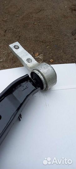 Передний правый рычаг в сборе с сайленблоками и ша