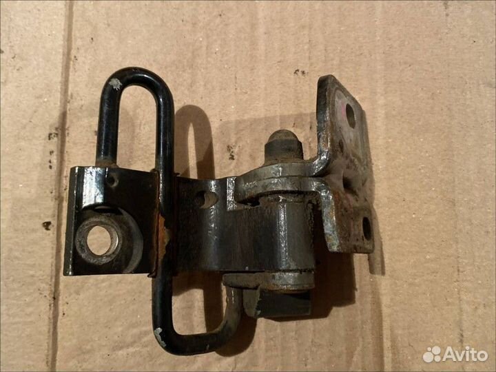 Петля двери задней левой нижняя Volkswagen Passat
