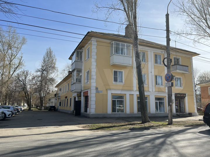 Помещение 380 м² с 4-мя входами в ряду сетевых маг