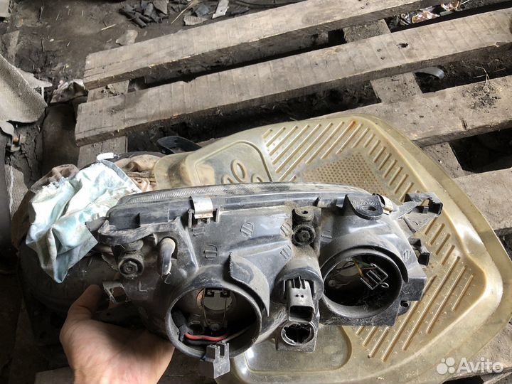 Фара Toyota Avensis