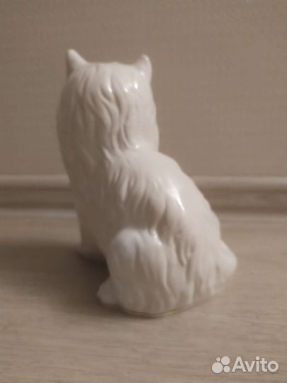 Статуэтка белый кот