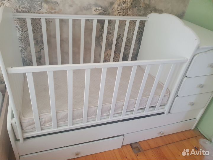 Детская кроватка с маятником и комодом