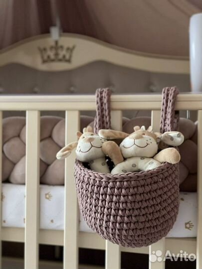 Вязаная корзина на детскую кроватку