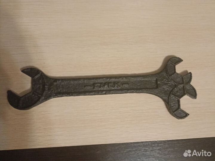 Старинный гаечный ключ