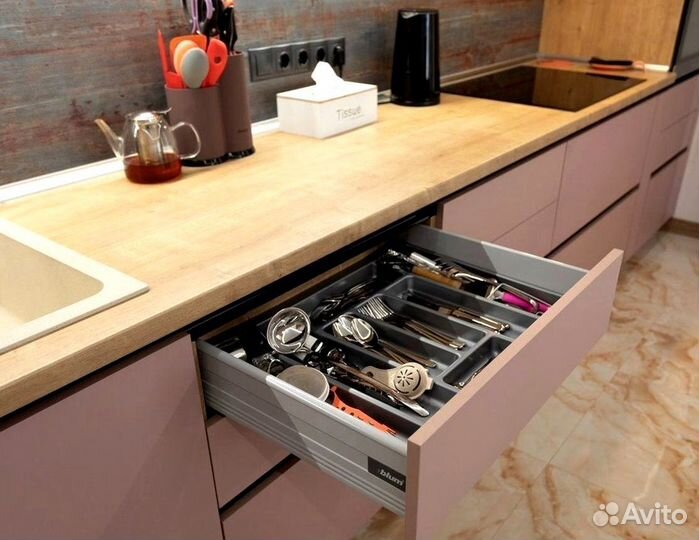 Прямая кухня в потолок. Кухонный гарнитур на заказ