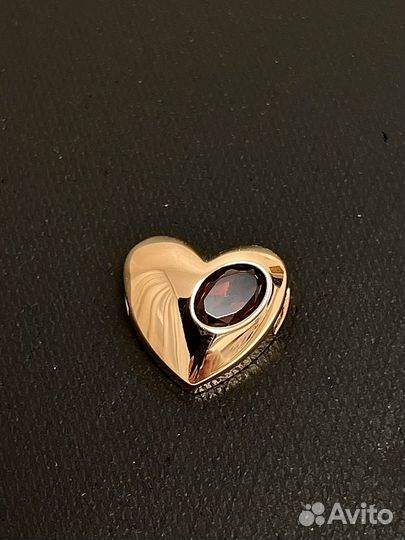 Золотая подвеска с гранатом