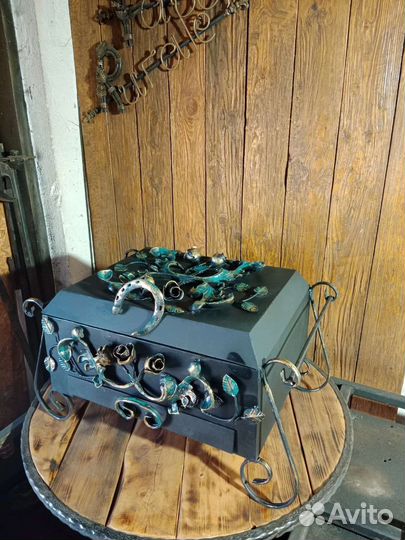 Кованый мангал с крышкой