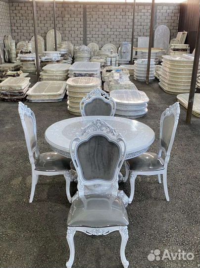 Стол и стулья