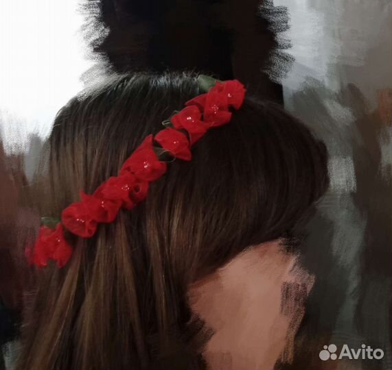 Венок с цветами из капроновых лент