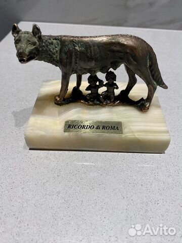 Бронзовая статуэтка на подставке из оникса