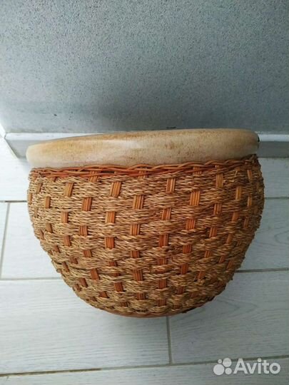 Керамический вазон плетёный, кованый держатель