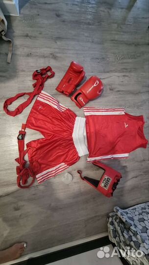 Боксерские перчатки, шлем, форма, пояса