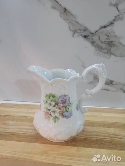 Фарфоровый молочник
