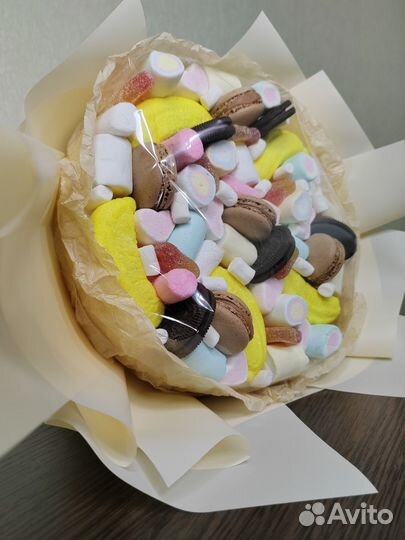 Сладкий букет из маршмеллоу и макарунс