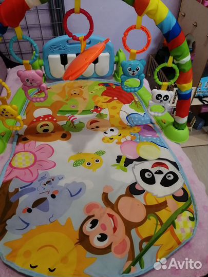 Детская кроватка и развивающий коврик