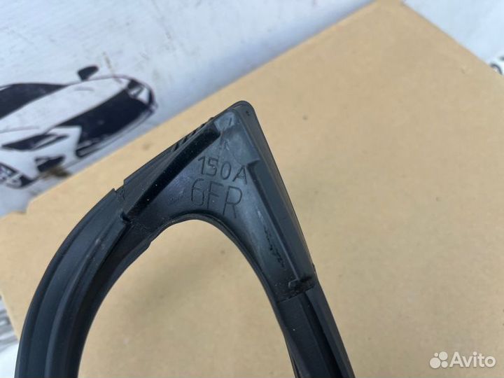 Уплотнитель стекла двери передний правый Toyota