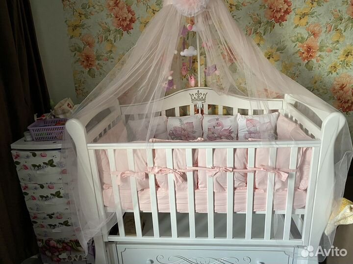 Детская кроватка с маятником и ящиком