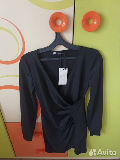 Новое чёрное платье с глубоким декольте