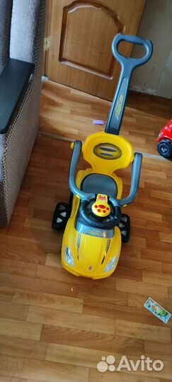Машинка каталка с ручкой