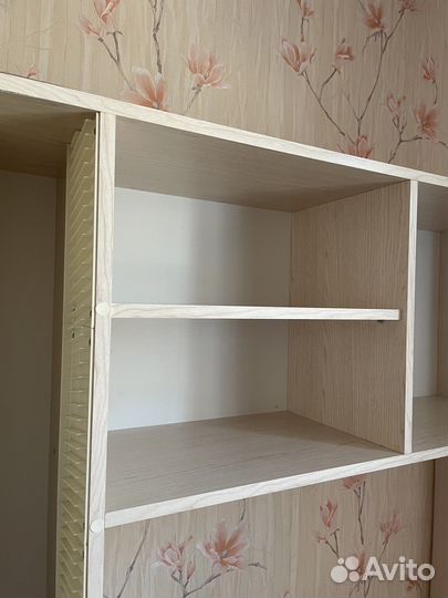 Угловой письменный стол с полками