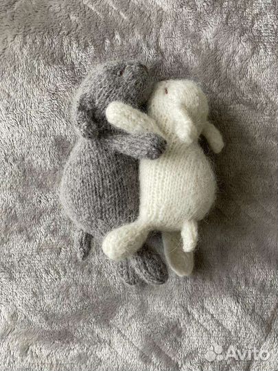 Спящий вязаный зайка