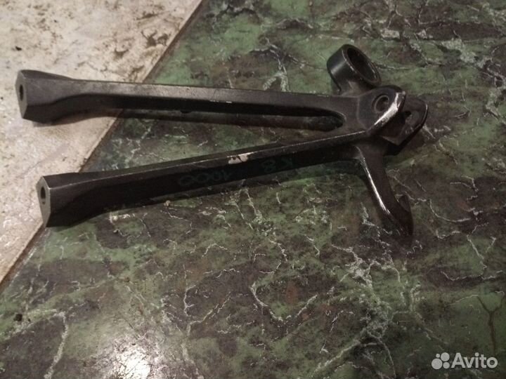 Кронштейн подножки правый задний Suzuki gsxr1000k8