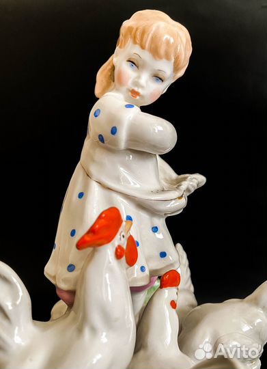 Фарфоровая статуэтка 
