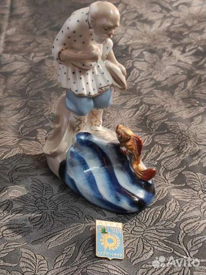 Фарфоровая статуэтка
