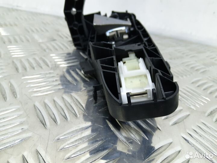 Б/У Кронштейн ручки двери передзад левой#002