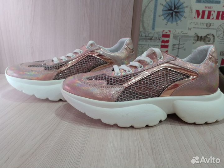 Новые женские кроссовки