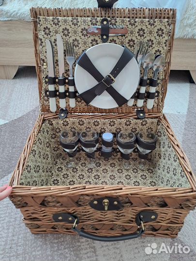 Набор для пикника в чемодане