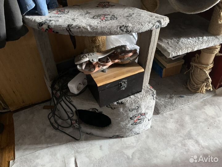 Кошачий домик с когтеточкой